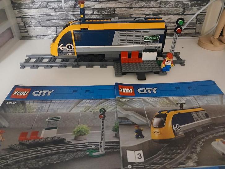Complete en goedwerkende Lego trein 60197 met rails, Kinderen en Baby's, Speelgoed | Duplo en Lego, Zo goed als nieuw, Ophalen of Verzenden
