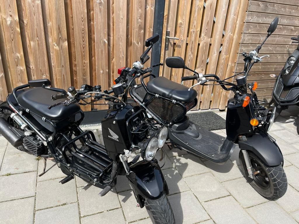 2x Honda Zoomer – 1 Custom Look & 1 Origineel, Fietsen en Brommers, Brommers | Honda, Ophalen, Gebruikt, Overige modellen, Maximaal 45 km/u