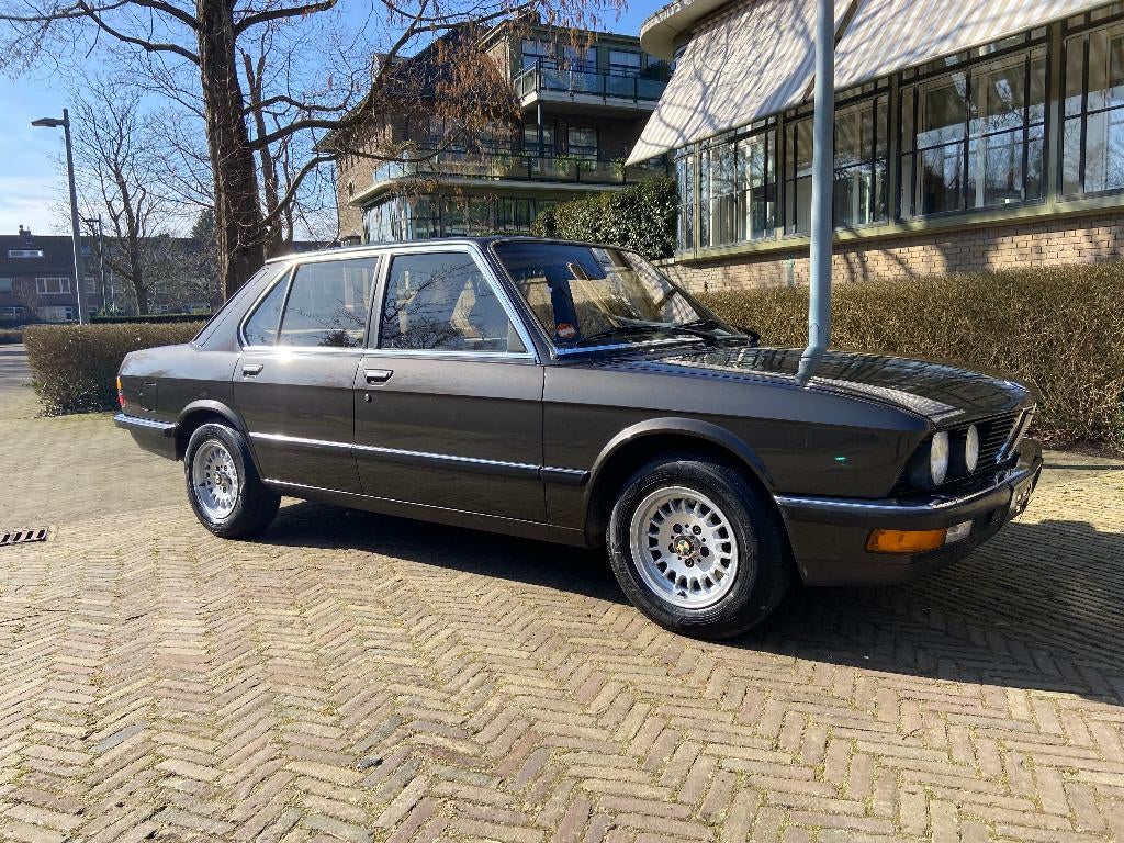 BMW 528i E28 5bak 1986 belastingvrije oldtimer, 1140 kg, Beige, 156 pk, Bruin
