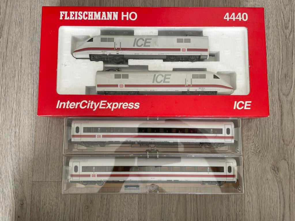 Fleischmann ICE 4440 + wagons 4445 en 4453 zeer netjes!, Fleischmann, Ophalen of Verzenden, Zo goed als nieuw, Gelijkstroom