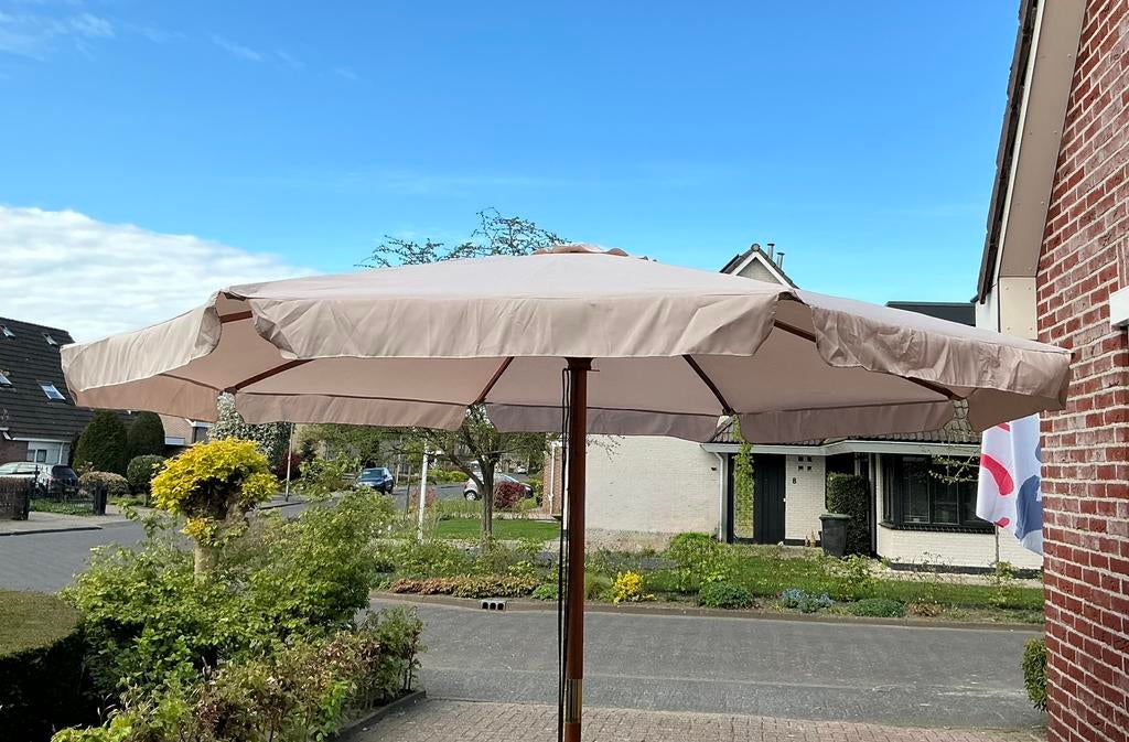 Parasol met houten baleinen en 2 delige stok, Ophalen, Verstelbaar, Zo goed als nieuw, 1 tot 2 meter