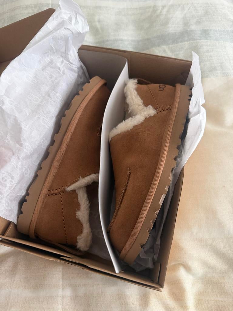 NIEUW: UGG Loria Slipper / Pull On – Chestnut – Maat 37, Verzenden, Nieuw, Bruin, Pantoffels of Sloffen