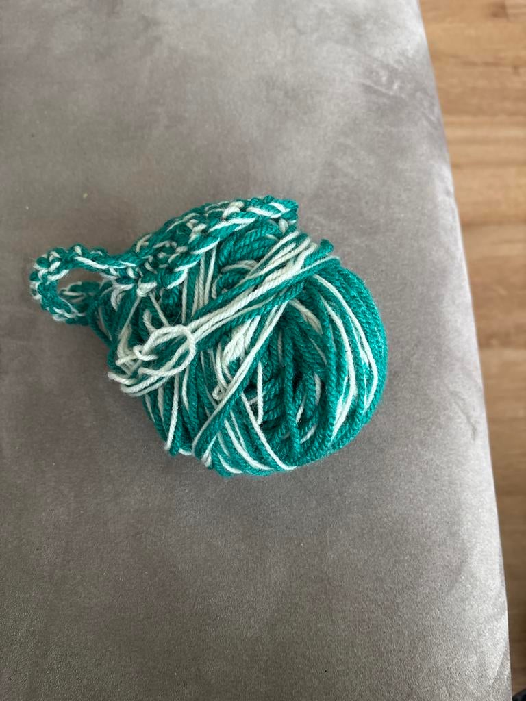 Bol wol groen en wit, Ophalen of Verzenden, Gebruikt, Breien of Haken, Wol of Garen