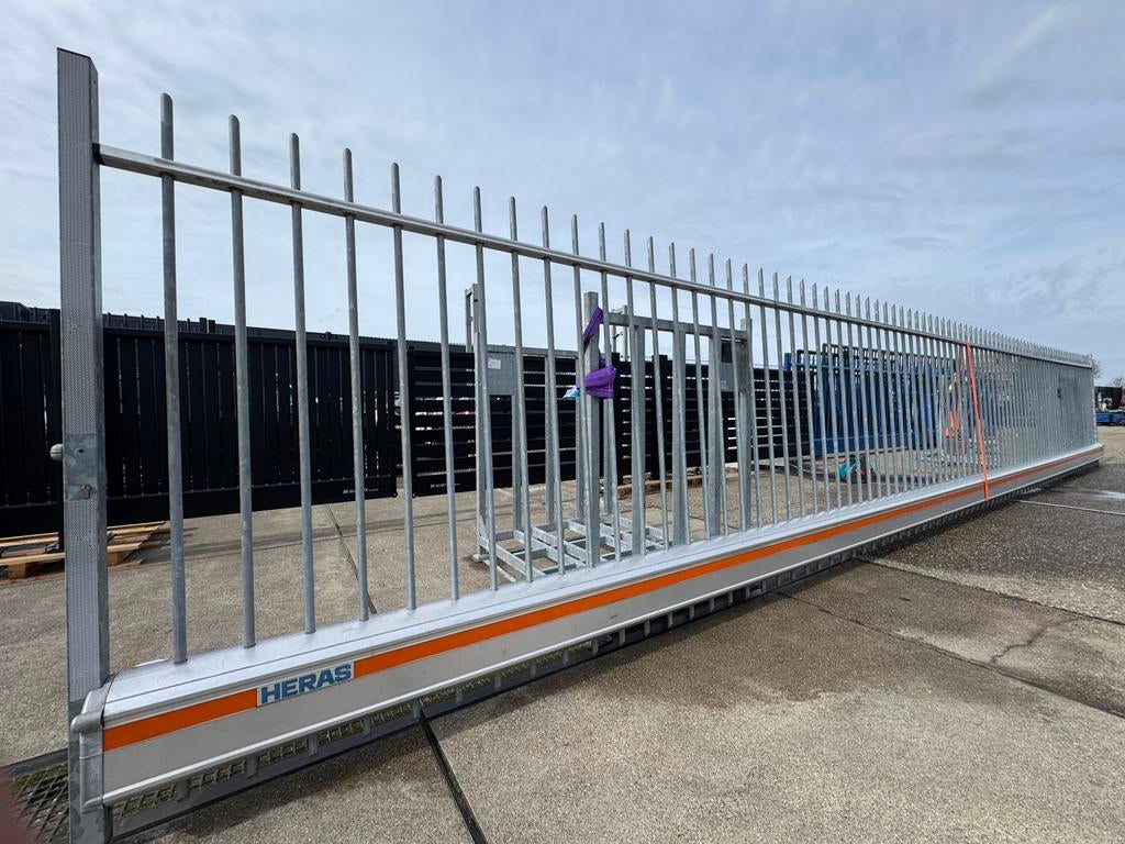 Grote vrijdragende Heras schuifpoort 9.50 meter doorgang, Tuin en Terras, Tuinhekken en Hekwerk, Ophalen, Zo goed als nieuw, IJzer