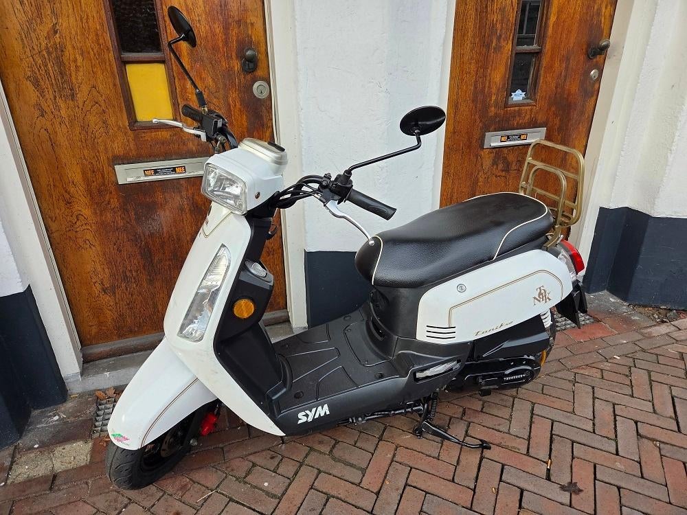 Sym Tonik wit bromscooter 1099 bij Scooterforyou, Zwolle, Fietsen en Brommers, Scooters | SYM, Gebruikt, Overige modellen, Maximaal 45 km/u