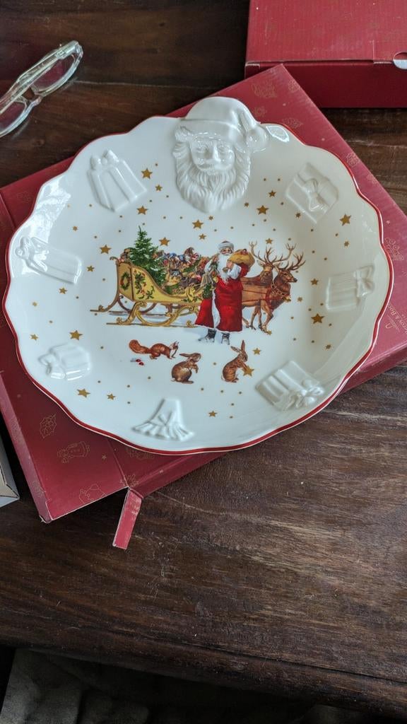 Villeroy en Boch bord met reliëf., Ophalen of Verzenden, Nieuw, Porselein, Bord of Schaal