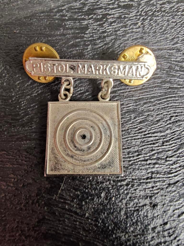 U.S. MARINE CORPS PISTOL MARKSMAN..vkk, Ophalen of Verzenden, Marine, Nederland, Embleem of Badge