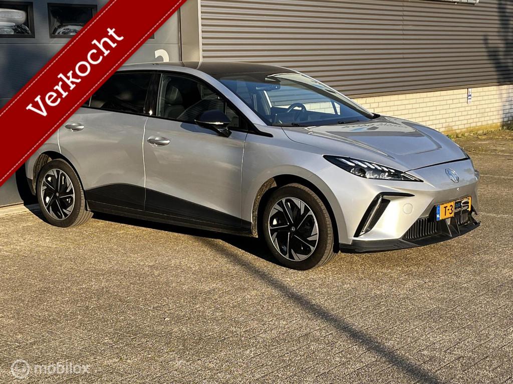 MG 4 Luxury 64 kWh, Automaat, Achterwielaandrijving, Gebruikt, Zwart