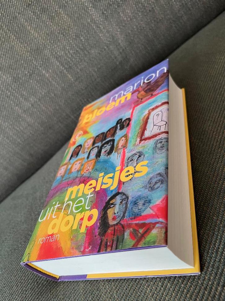 Marion Bloem - Meisjes uit het dorp. (Hardcover) 2023, Boeken, Romans, Zo goed als nieuw, Ophalen of Verzenden