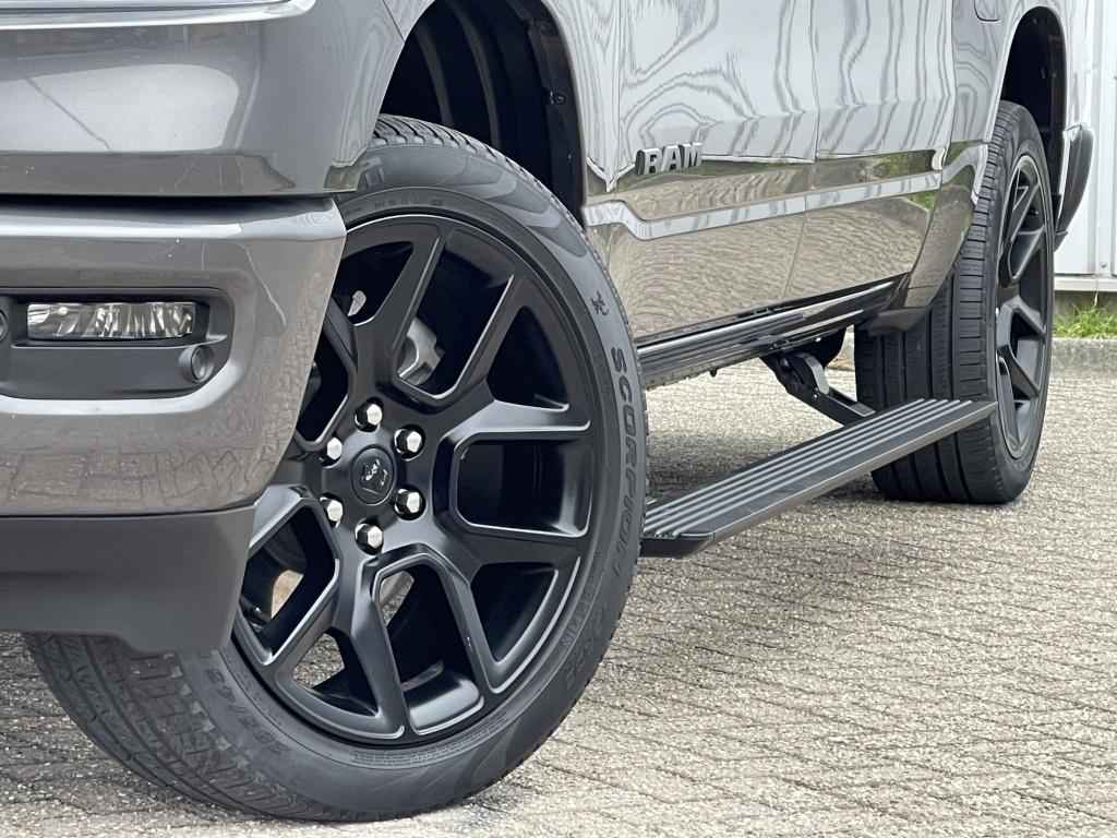 Dodge Ram 1500 pick up 4x4 Crew Cab Laramie Night bomvol V8, Auto's, Automaat, Gebruikt, Bedrijf, RAM 1500