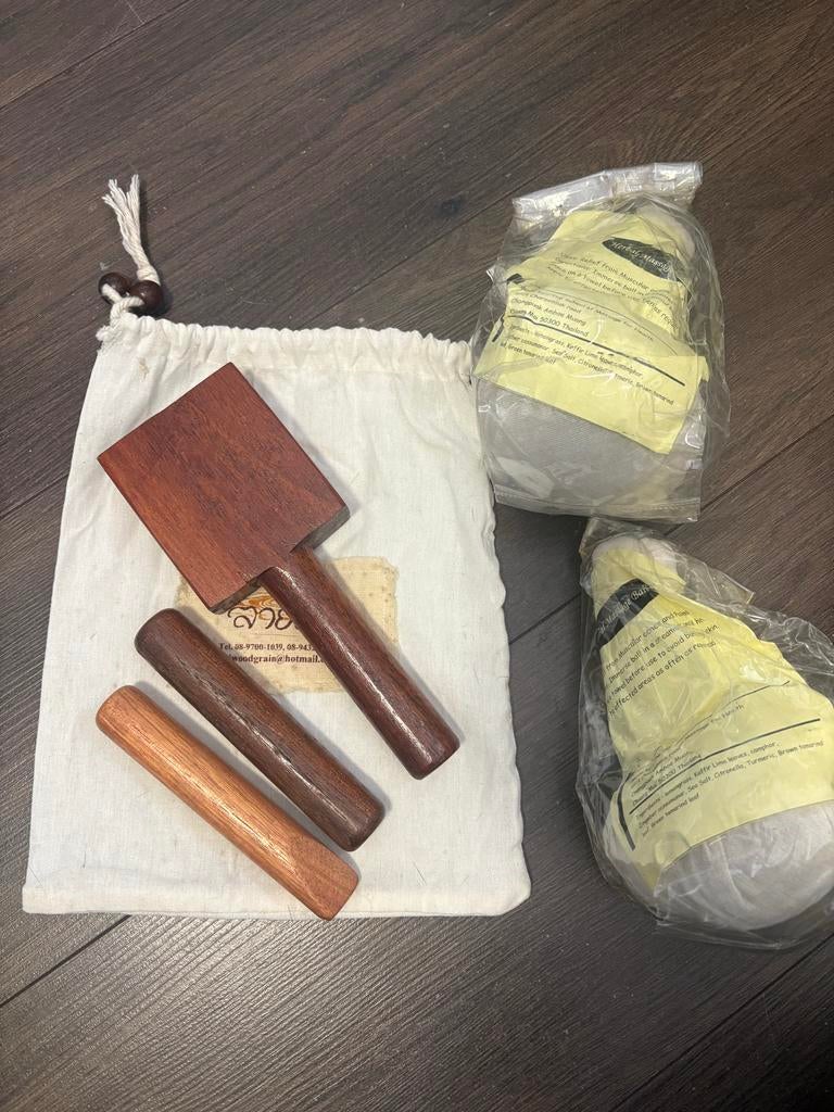 Thaise massage set: hout en kruiden massageballen, Ophalen of Verzenden, Nieuw