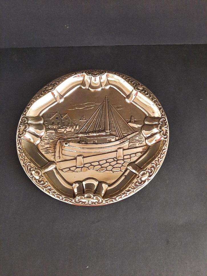 Wandbord van messing met zeilschip, Antiek en Kunst, Antiek | Koper en Brons, Koper, Ophalen of Verzenden