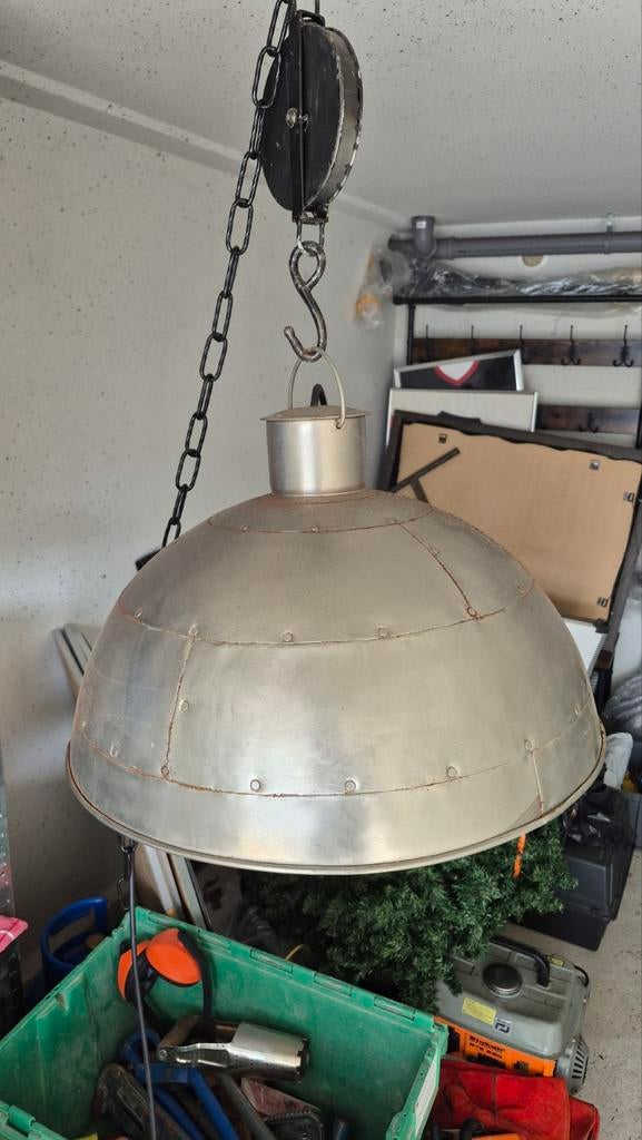 Industriële hanglamp met katrol - Stoer en uniek, Huis en Inrichting, Lampen | Hanglampen, Ophalen, Gebruikt, 50 tot 75 cm, Metaal