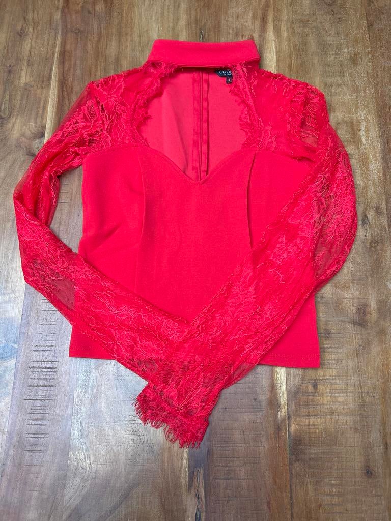 Coolcat rode top met open voorkant en kanten mouwen, Kleding | Dames, Tops, Ophalen of Verzenden, Zo goed als nieuw, Lange mouw