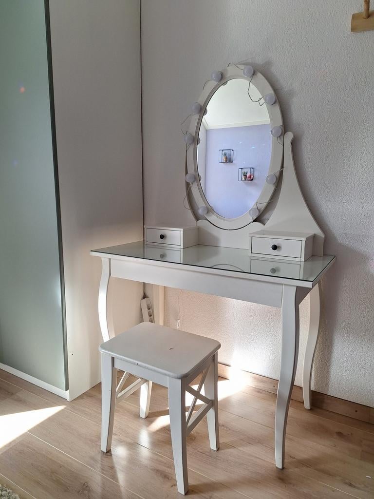 Ikea Hemnes make-up tafel met spiegel en verlichting, Huis en Inrichting, Tafels | Kaptafels, Ophalen, Gebruikt, 100 tot 150 cm