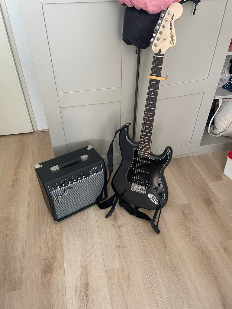 Fender Squier Stratocaster met versterker en hoes, Fender, Gebruikt, Met versterker, Ophalen of Verzenden