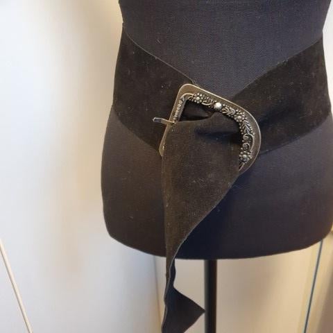 Riem zwart suède look met gesp, Kleding | Dames, Riemen en Ceinturen, 5 cm of meer, Zwart, Tailleriem, Ophalen of Verzenden