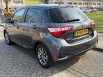 Toyota Yaris 1.5 Hybrid 100pk y20 5D Aut 2019 Grijs, Auto's, 40 €/maand, 4 cilinders, Overige kleuren, Stoelverwarming