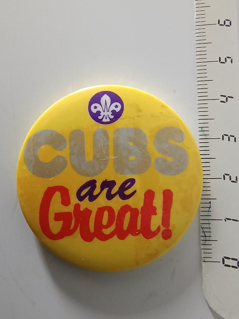 Vintage UK Scouting " Cubs are Great" - - Boy Scouts 1980s, Ophalen of Verzenden, Zo goed als nieuw, Embleem, Speld of Insigne