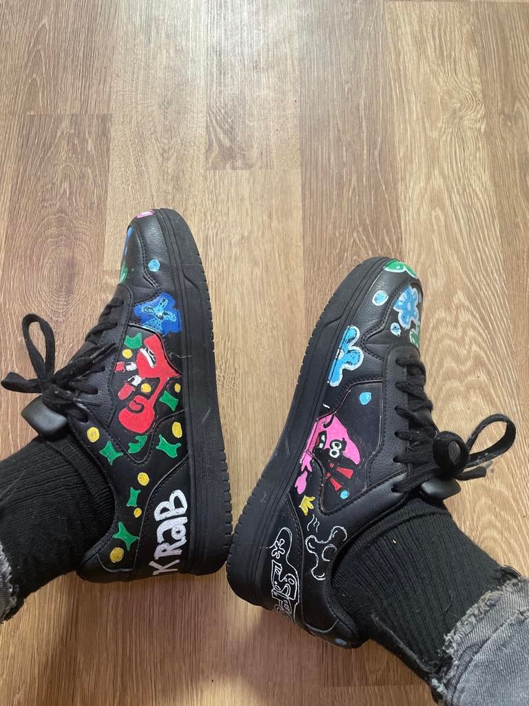 Unieke handgeschilderde sneakers - SpongeBob thema, Zwart, Ophalen of Verzenden, Sneakers of Gympen, Gedragen