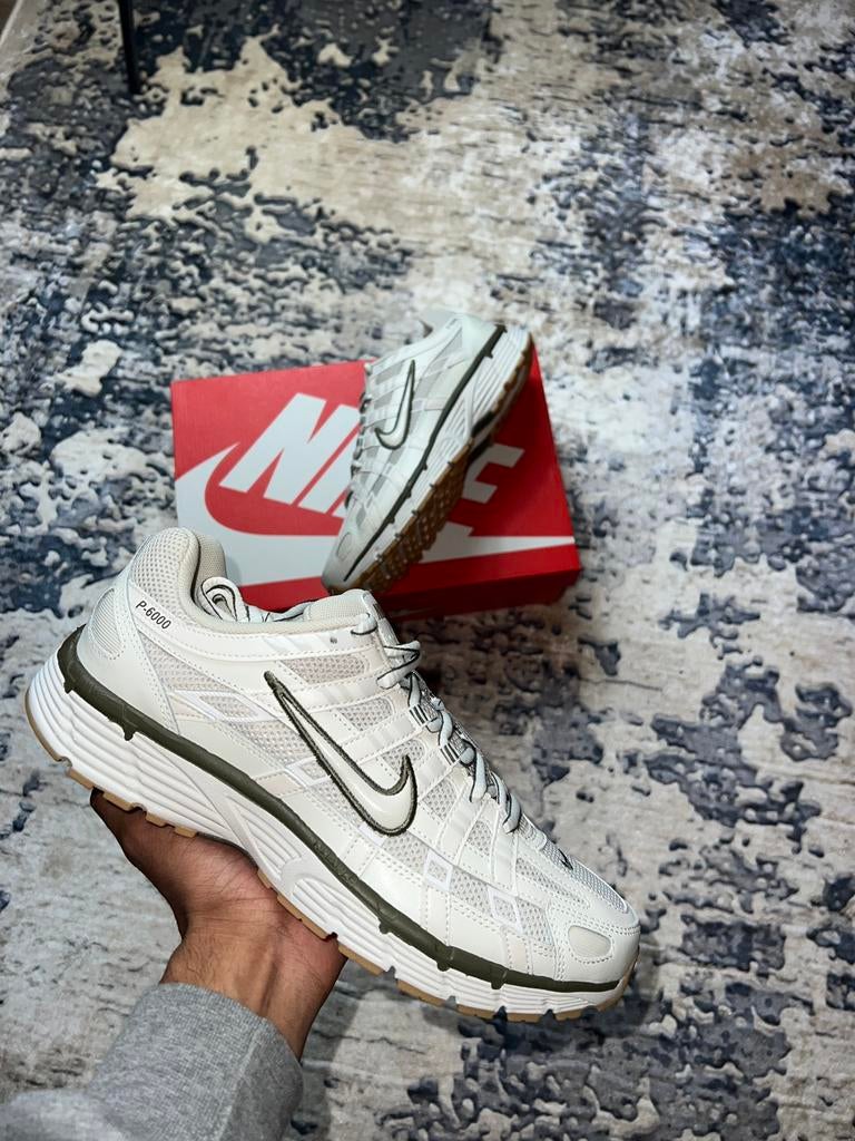 Nike P-6000 Light Bone Medium Olive Maat 42 - Nieuw, Wit, Nieuw, Ophalen of Verzenden, Sneakers of Gympen