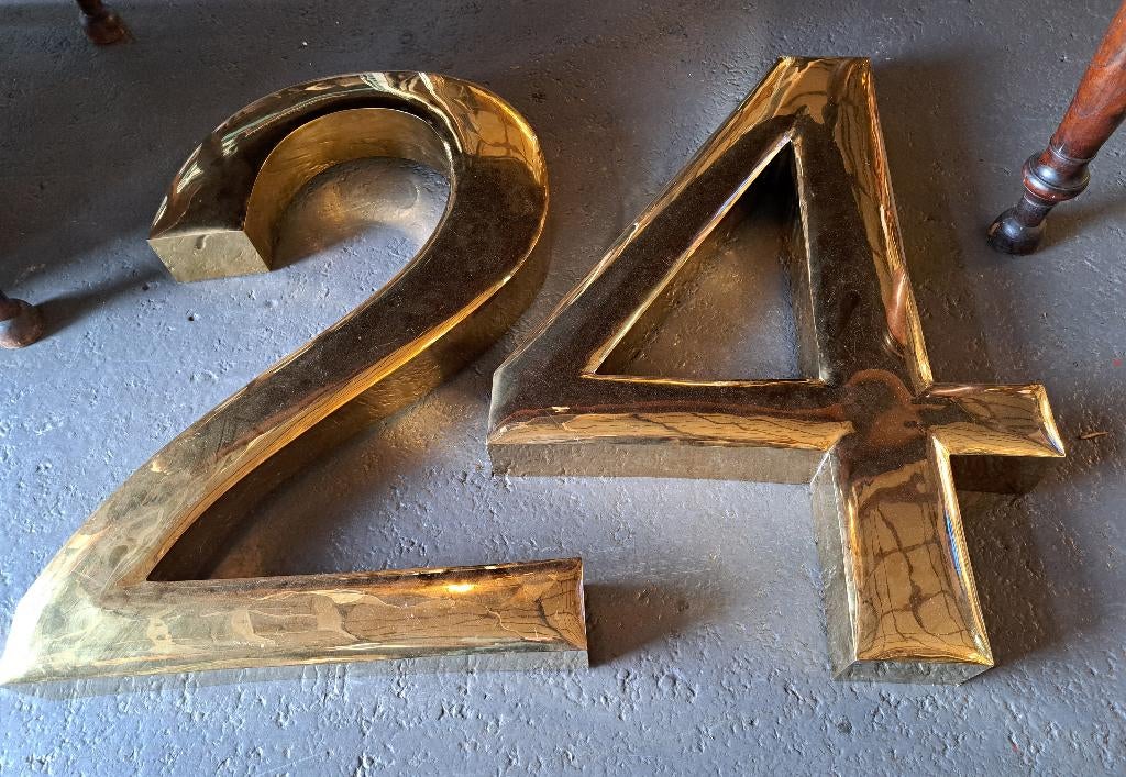 Messing huisnummer 24 0f 42 XXL 95 cm hoog unieke top items, Antiek en Kunst, Curiosa en Brocante, Ophalen