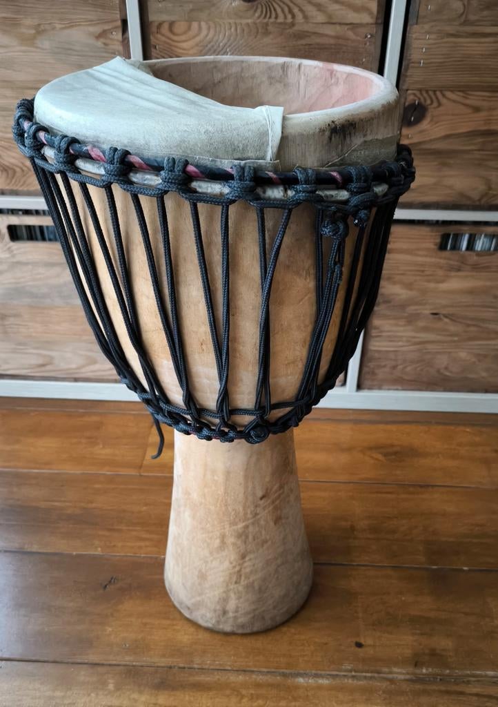 Djembe 64 cm trommel beachadigd, Muziek en Instrumenten, Percussie, Ophalen of Verzenden, Trommel