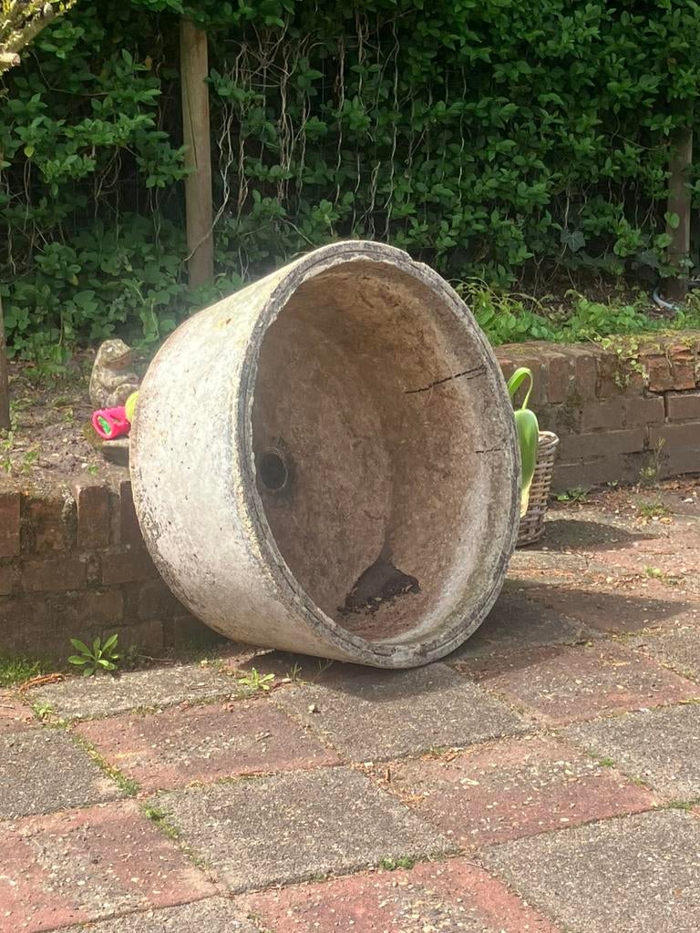 Gratis af te halen 2 betonnen bloembakken, Tuin en Terras, Ophalen, Gebruikt