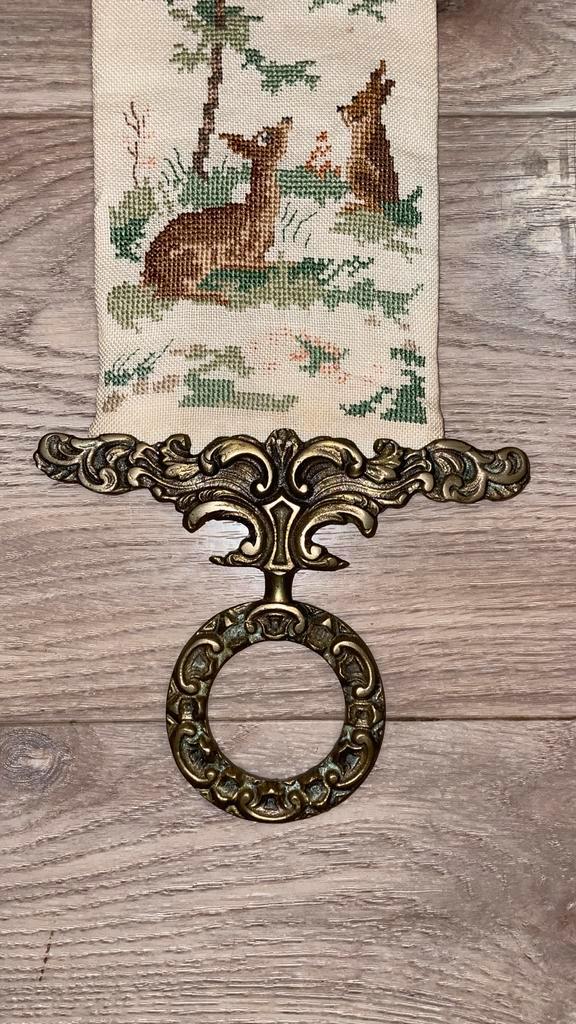 Geborduurd schellekoord met koperen beslag en bel, Antiek en Kunst, Antiek | Koper en Brons, Koper, Ophalen of Verzenden