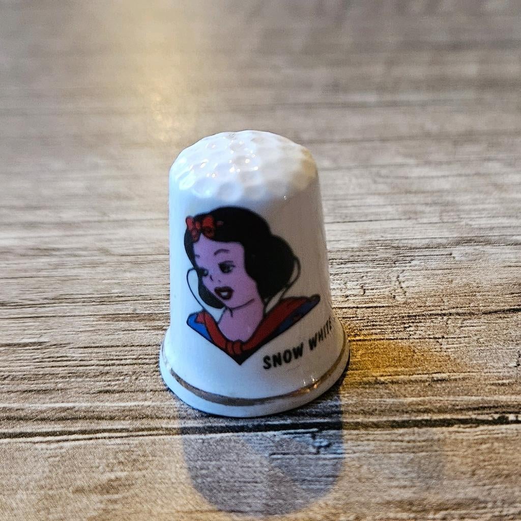 Vingerhoedjes verzamelen  - Sneeuwwitje  - vingerhoed, Ophalen of Verzenden, Zo goed als nieuw, Porselein