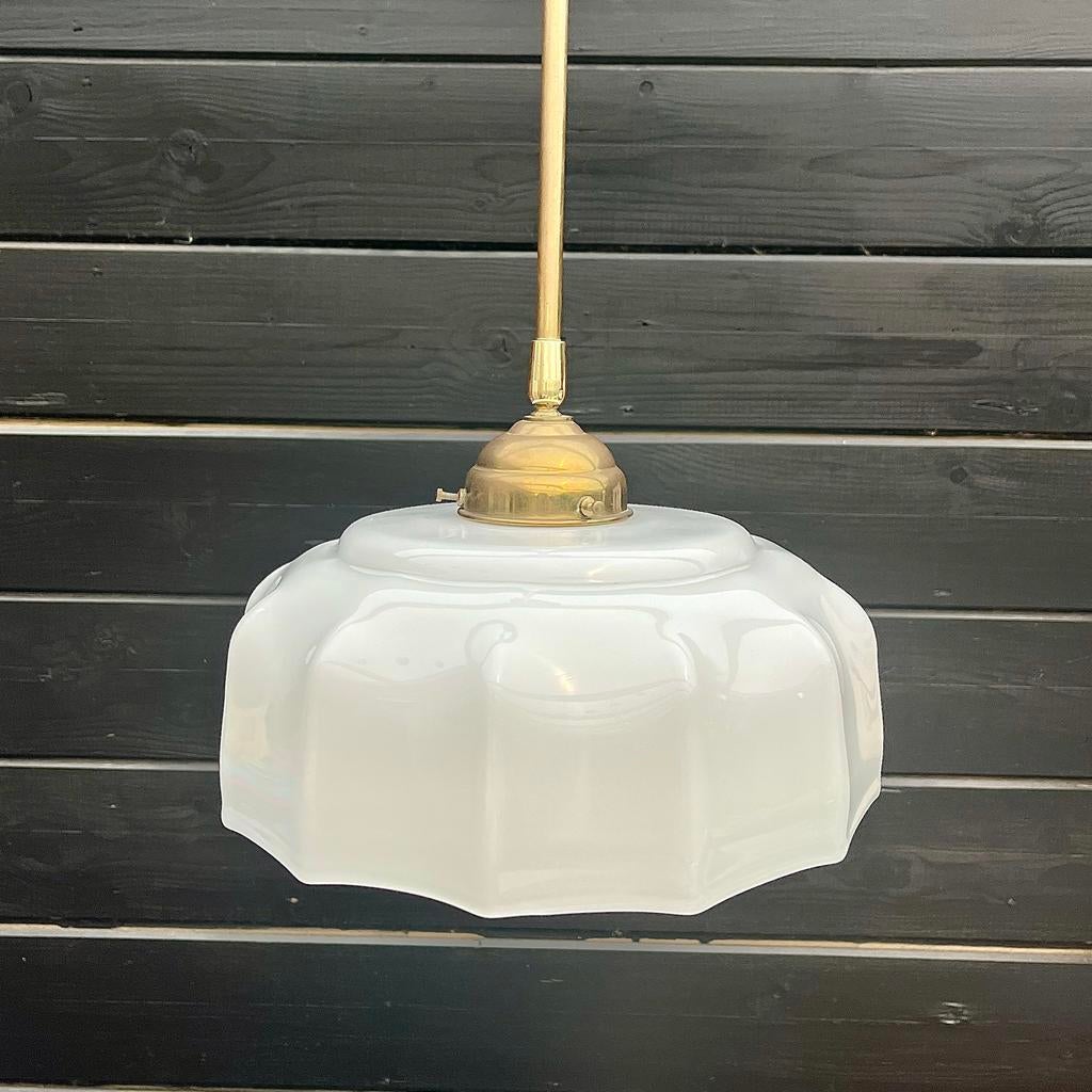 Art Deco opaline hanglamp met messing, Antiek en Kunst, Antiek | Lampen, Ophalen of Verzenden