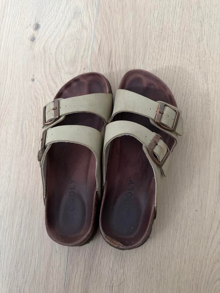 Gedragen slippers - comfortabel en stijlvol, Kleding | Dames, Ophalen of Verzenden, Gedragen, Beige, Slippers
