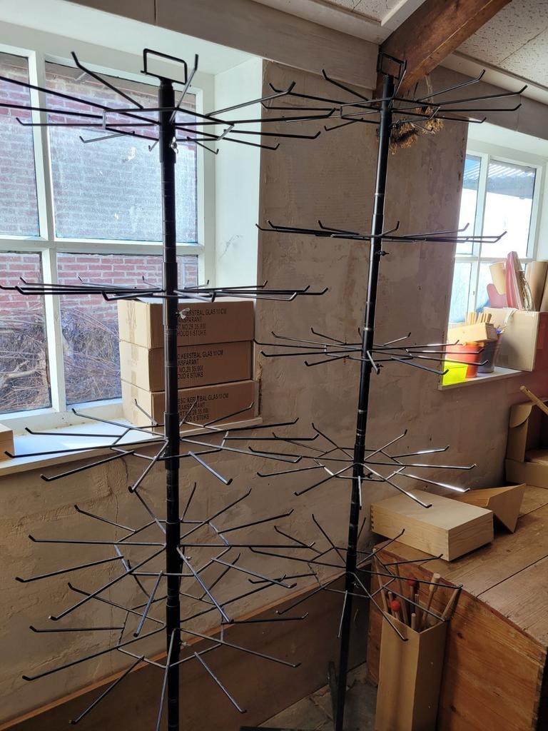 Twee zwarte draaibare displayrekken, Ophalen