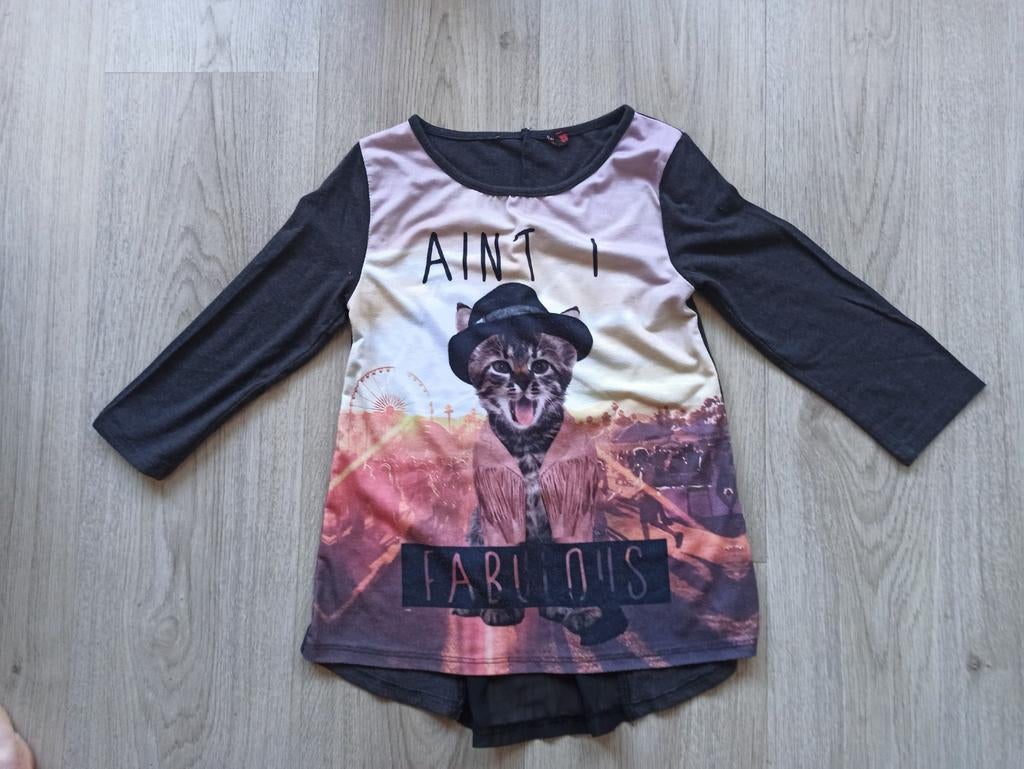 Leuke top met Gelaarsde Kat en leuke achterkant - Maat 128, Ophalen of Verzenden, Gebruikt, Meisje, Shirt of Longsleeve