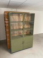 Vitrinekast groen metaal met Mango 130 breed voorraad, Verzenden, Nieuw