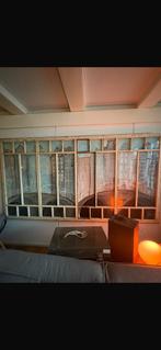 Schilderij van Amsterdamse grachten achter oud kozijn, Antiek en Kunst, Ophalen of Verzenden