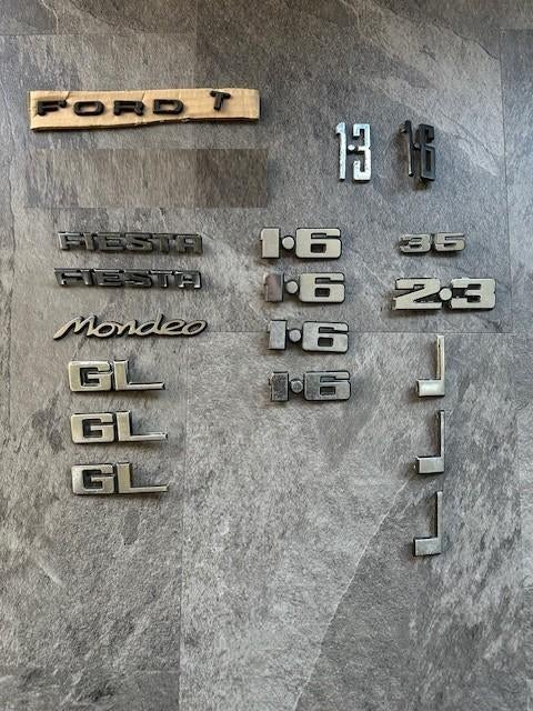 18 x Ford embleem GL Mondeo 2.3 1.6 1.3 T logo emblemen., Ophalen of Verzenden, Gebruikt, Gebruiksvoorwerp