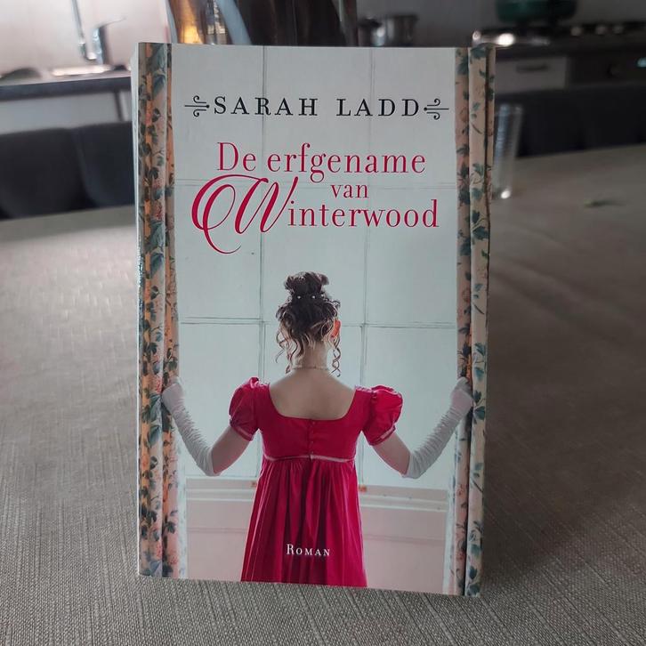 De erfgename van Winterwood - Sarah Ladd (Roman), Boeken, Romans, Zo goed als nieuw, Nederland, Ophalen of Verzenden