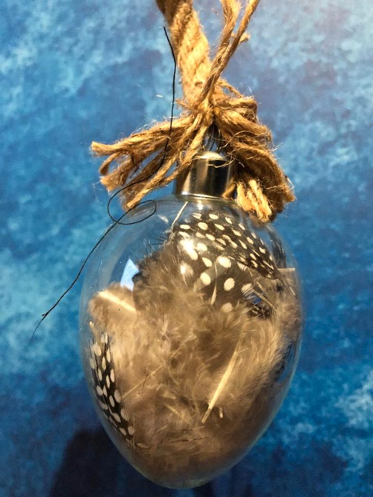 Glazen bol met veren en lichtjes | decoratie, Diversen, Pasen, Nieuw, Ophalen of Verzenden