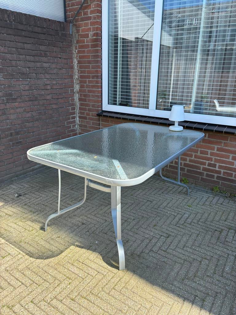 Tijdloze tuintafel met glazen blad - Ophalen!, Ophalen of Verzenden, Zo goed als nieuw