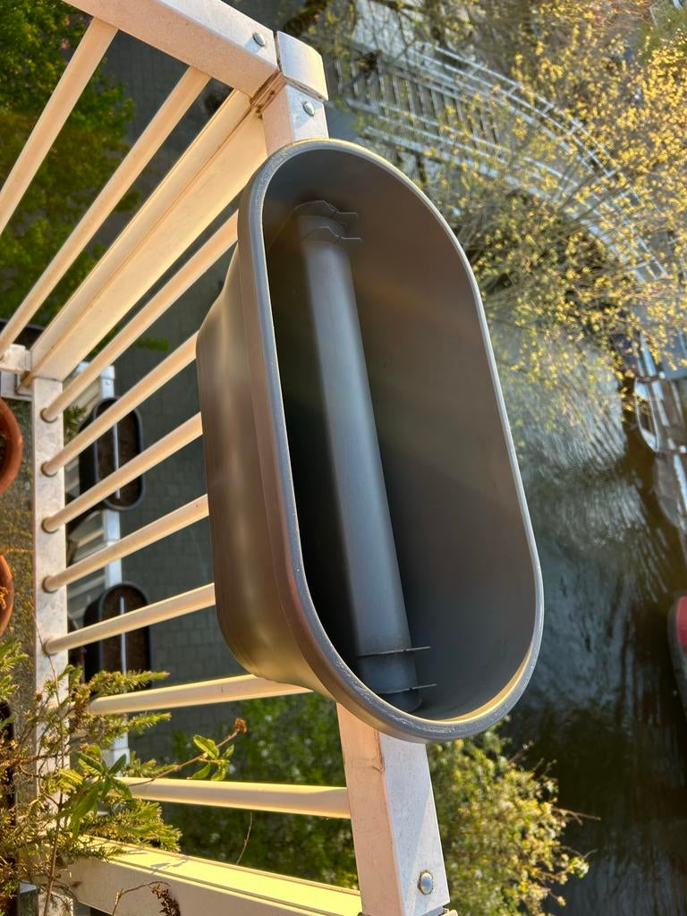 4 kunststof bloembakken: 3 balkon, 1 regenpijp, Ophalen, Kunststof, Gebruikt, Minder dan 30 cm