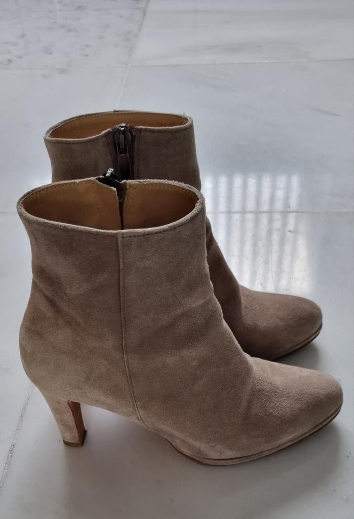 Elegante suède enkellaarsjes. Beige. Maat 36,5. Als nieuw., Beige, Lage of Enkellaarzen, Ophalen of Verzenden, Gedragen