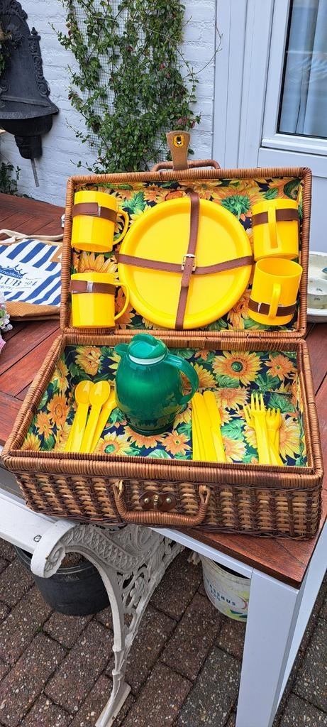 Vintage picknickmand met servies en theepot, Ophalen of Verzenden, Natuurlijk materiaal, Meerkleurig, Overige merken