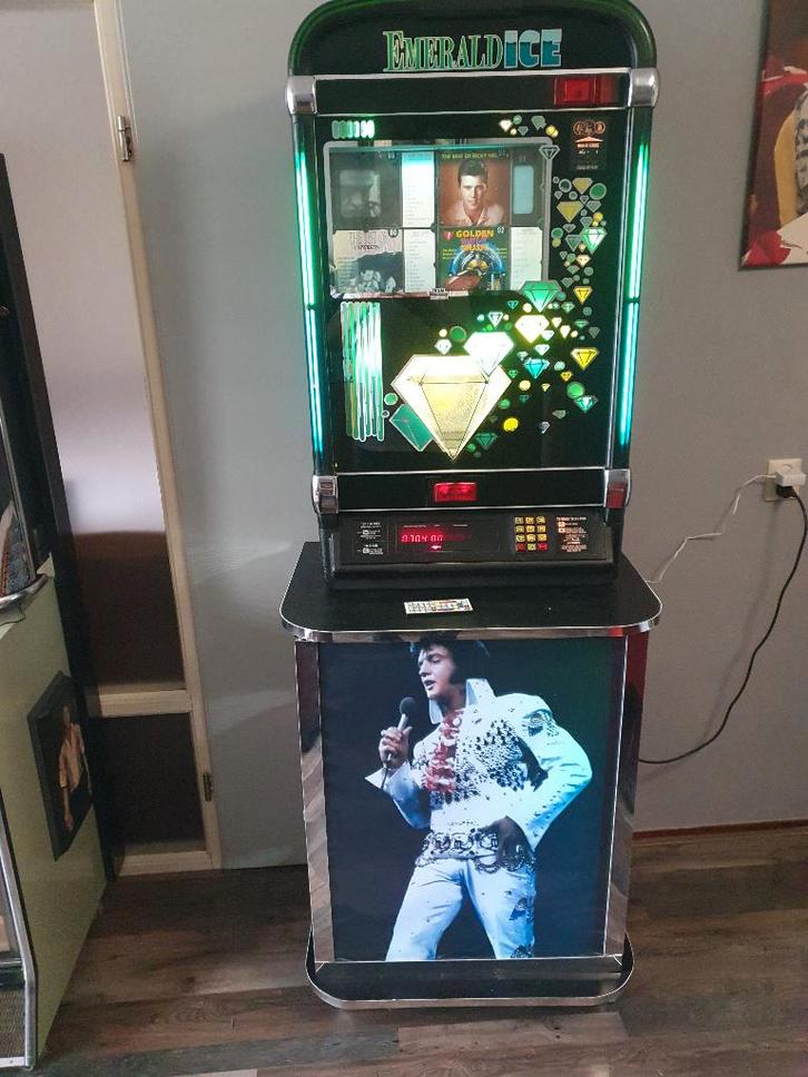 Jukebox NSM Emerald ICE voor 100 cd's met afstb en kast, Verzamelen, Automaten | Jukeboxen, Zo goed als nieuw, Seeburg, 1970 tot heden