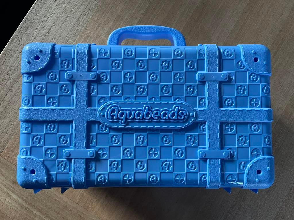 Aquabeads koffer incl beads en toebehoren, Ophalen of Verzenden, Zo goed als nieuw