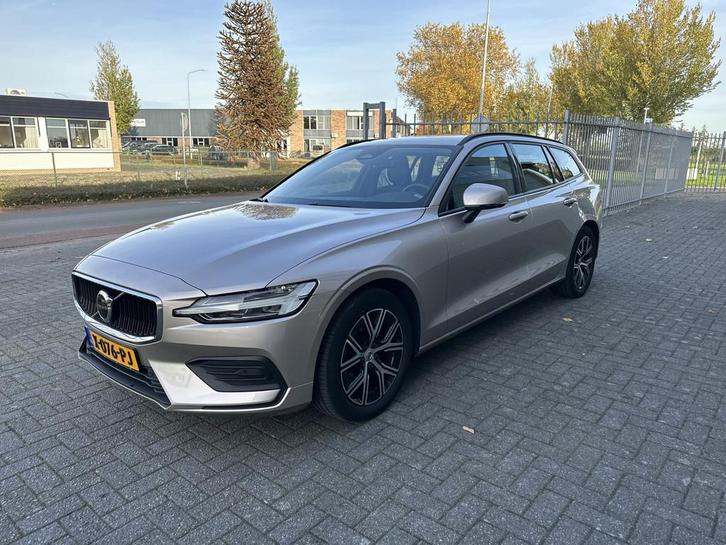 Volvo V60 2.0 B3 Essential Edition (bj 2024, automaat), Auto diversen, Schadeauto's, Volvo, Automaat, Hybride Elektrisch/Benzine