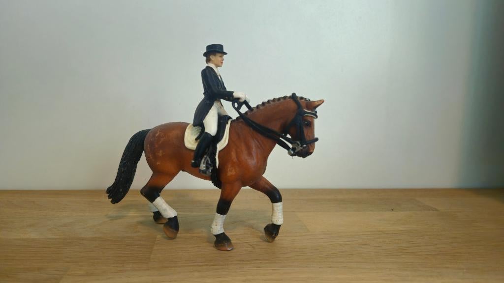 schleich oude Hanoveraan dresuur paard met ruiter, Ophalen of Verzenden, Gebruikt