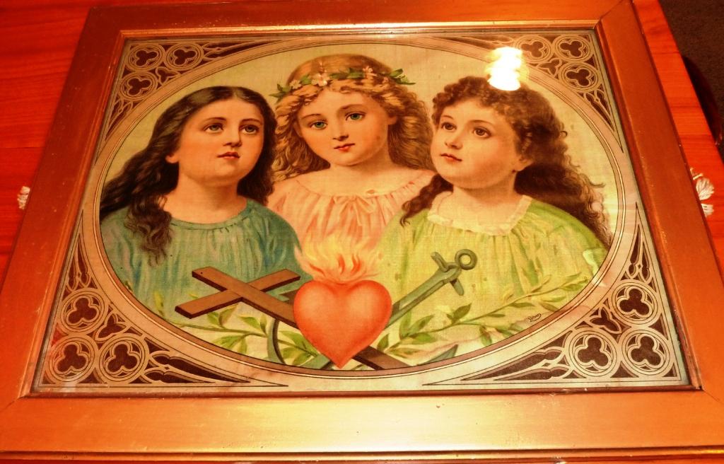 Drie devote meisjes in originele goudlak lijst., Ophalen of Verzenden