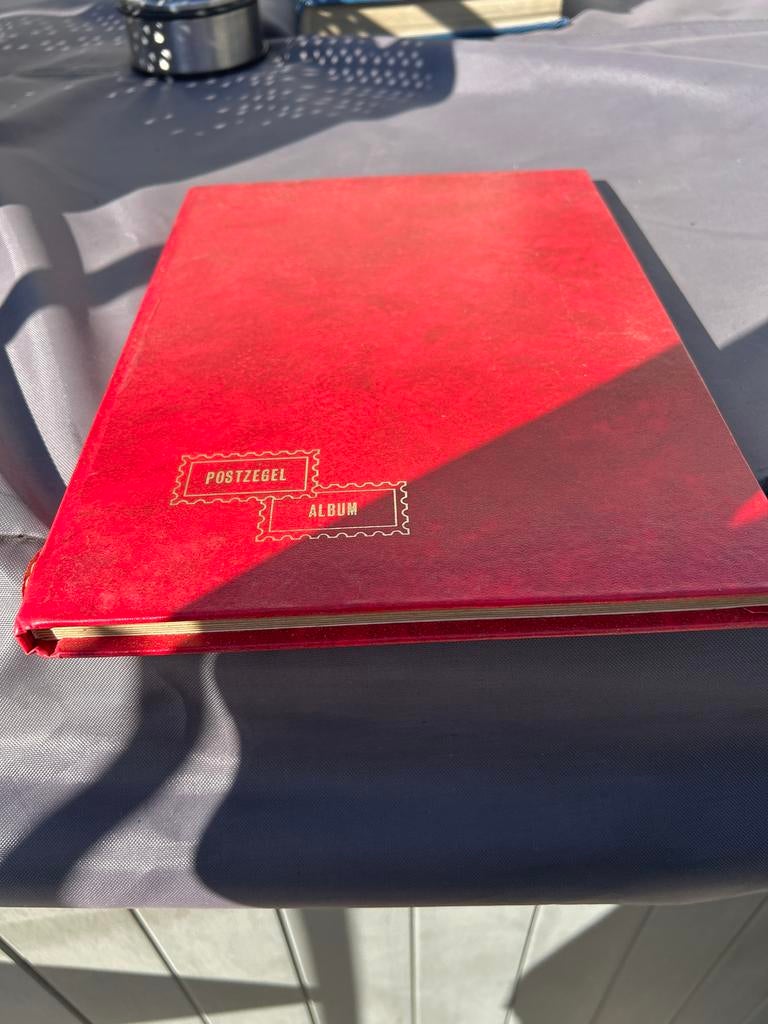 Rood Postzegel Album met Buitenlandse Postzegels, Ophalen of Verzenden, Buitenland