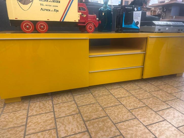 Gele TV-meubel met opbergruimte, Huis en Inrichting, Kasten | Televisiemeubels, Gebruikt, Minder dan 100 cm, 100 tot 150 cm, 25 tot 50 cm